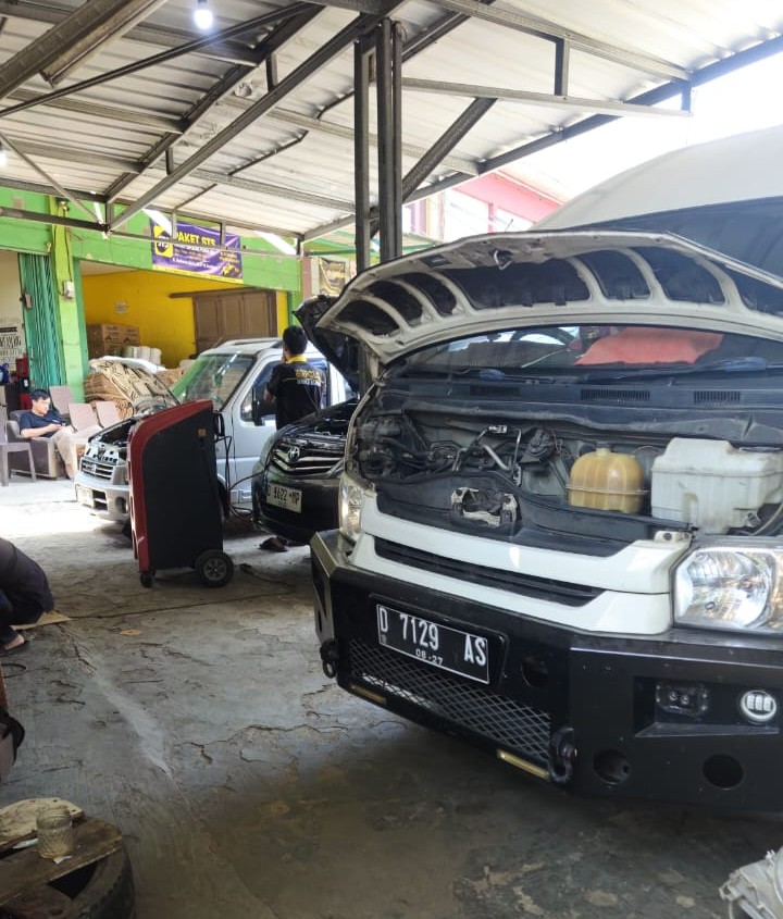 Teknisi Spesialis AC Mobil Sedang Melakukan Servis Teliti